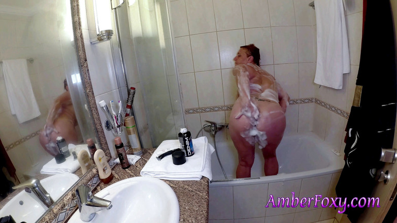 Amber Foxy: Milf rasatura delle gambe e della figa