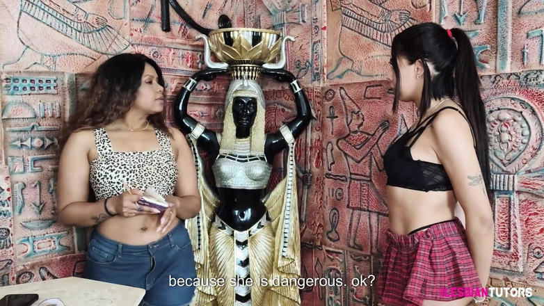 Lesbian Tutors: Blestemul mamei perverse