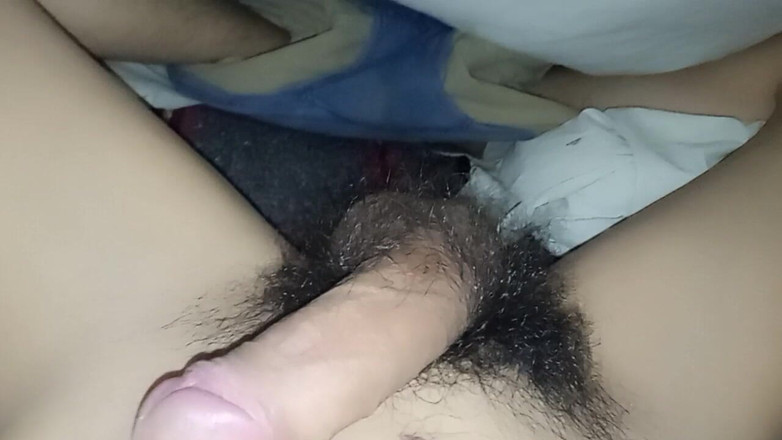 WolfGV: Jongen masturbeert zijn grote harige pik