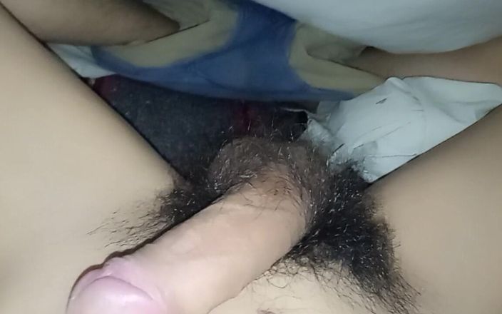 WolfGV: 털이 무성한 자지를 자위하는 소년