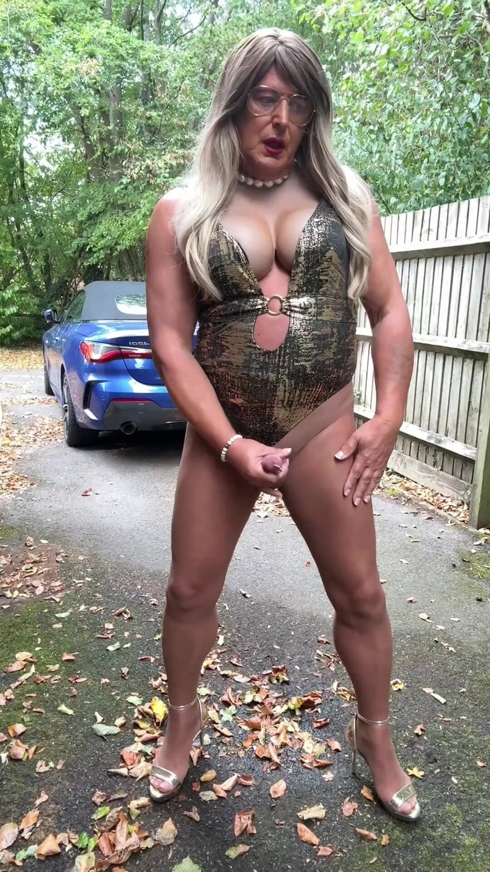 Kellycd2022: Sexy Crossdresser Kellycd2022 em Gold Swimsuit e Heels Clearing Leafs