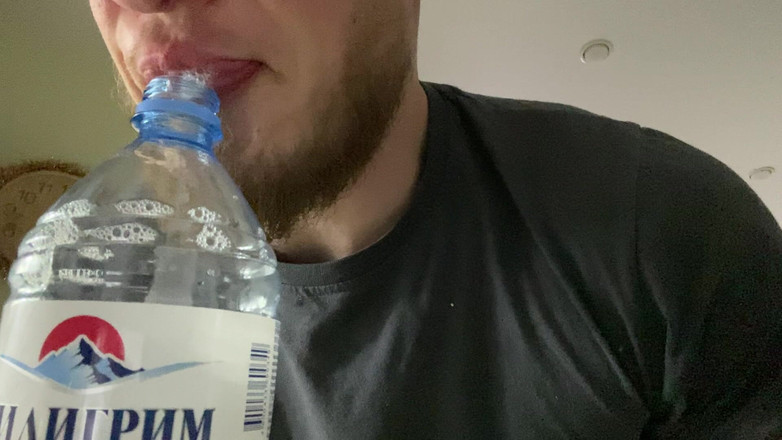 Hunky time: Alfa Vult Een Fles Met Zijn Speeksel (snot)