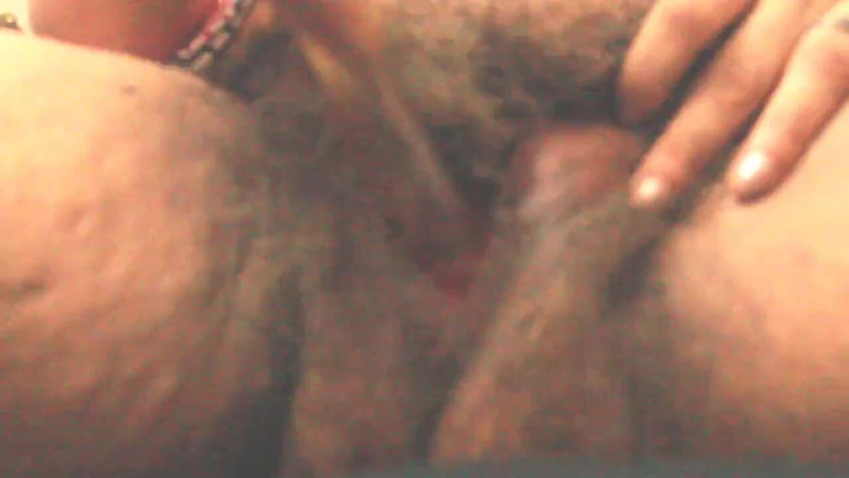 Haydee Rodriguez: Coño peludo se encuentra con un consolador dorado