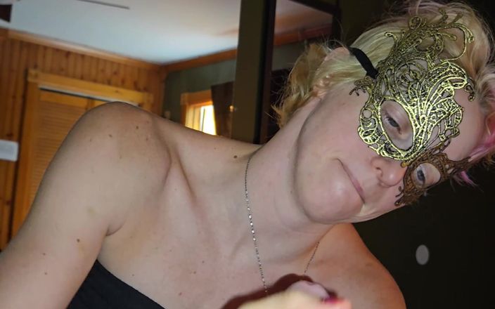 SexyGamerMomma: La MILF bionda si fa un dildo mentre fa un...