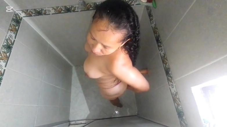 Milfcaliente69: Ama de casa usa el baño de su jefe para...