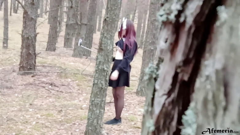 Afemeria: Morena mascarada pega na floresta e chupa pau