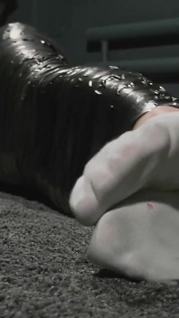 Leya - mummification pvc yang sangat ketat