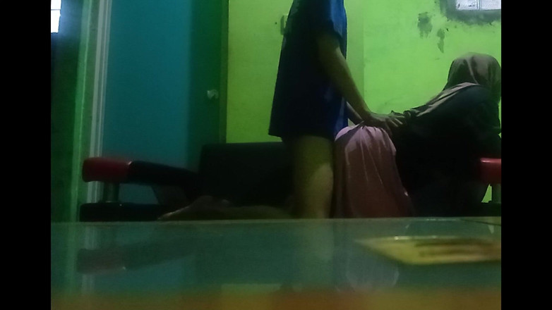 Famly sex: Casi me descubrí cuando me follé el coño de mi...