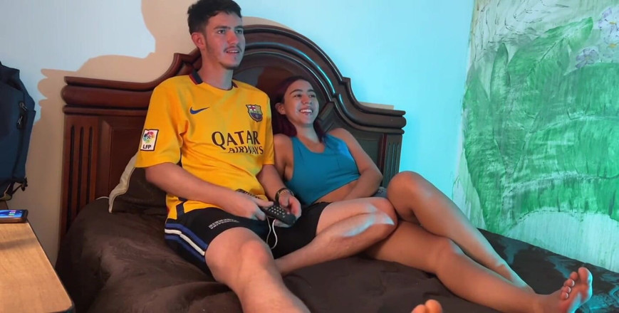 bitchsultry: Eu assisto TV com minha meia-irmã e eu a faço...