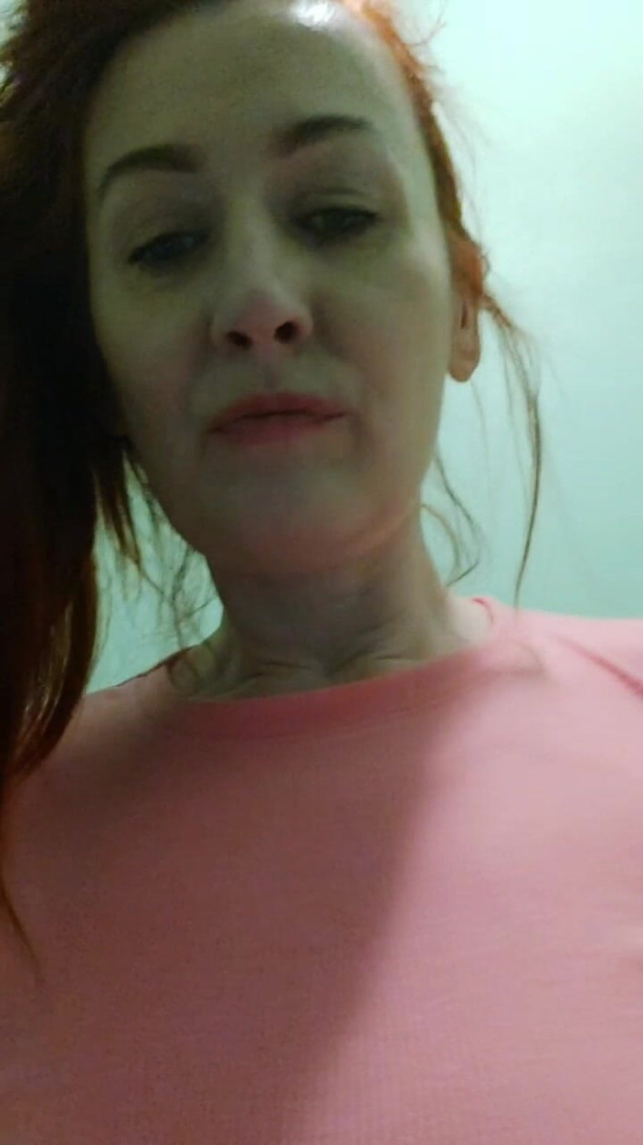 GinnaGg: Sexy žena v domácnosti chčije pro tebe