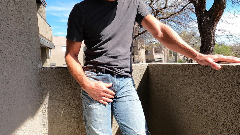 Lapetus: Airbnbで私のジーンズに小便をする