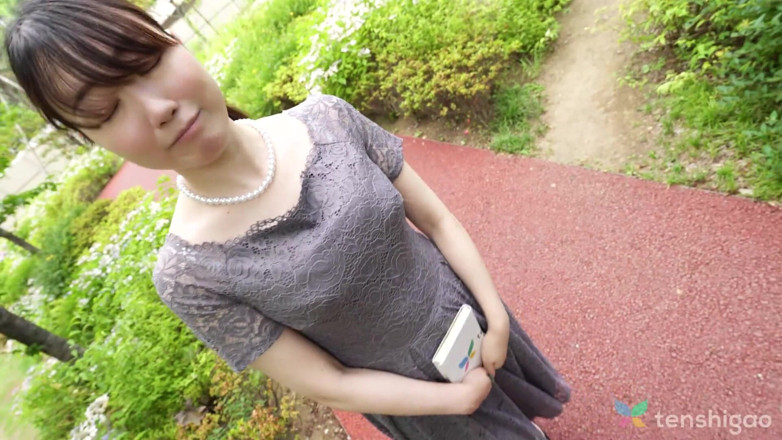 Tenshigao: Japanese Housewife Tomoko Has Huge Tits