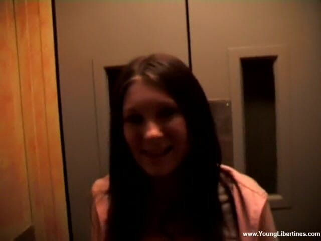 Young Libertines: Blowjob in a moving elevator