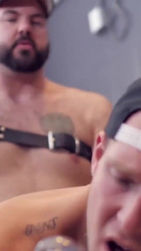Bearfilms - Bear Aiden Storm raw sebastian sax'ın altını sikiyor