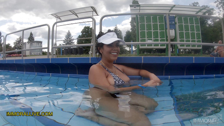 Immoral Family: सौतेले पापा और सौतेला बेटा कोरोना वायरस स्पा के बाद बड़े स्तनों वाली सुडौल लैटिना को उठाते हैं