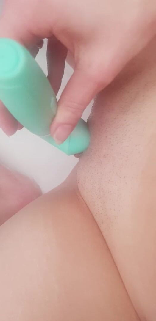 Wet and dirty: 私の猫は遊ぶのが好きです