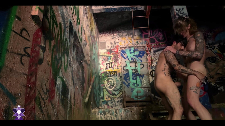 Gray Perrier: Une Trans Se Fait Baiser En Public Par Un Homme...