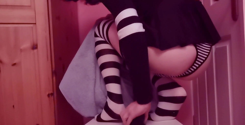 Rainbow Femboy: Gótica Boi levando um bbc e um consolo branco