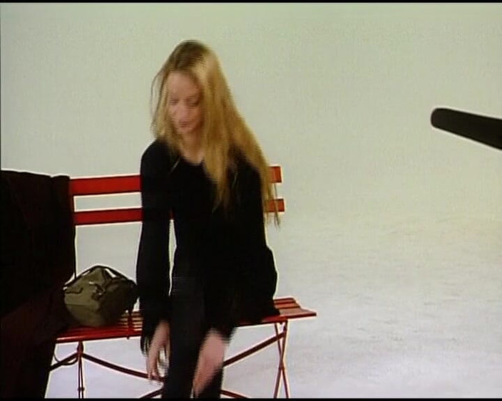 Deutsche Madchen: 독일 출신의 고급 창녀가 완벽한 옷을 벗고 란제리를 입고 있어