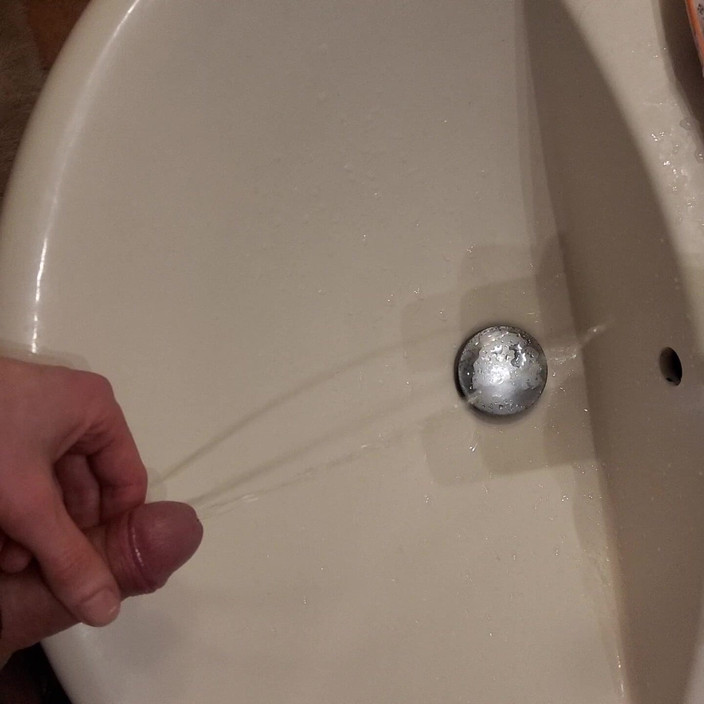 tobias12S2: 세면대에서 오줌 싸기