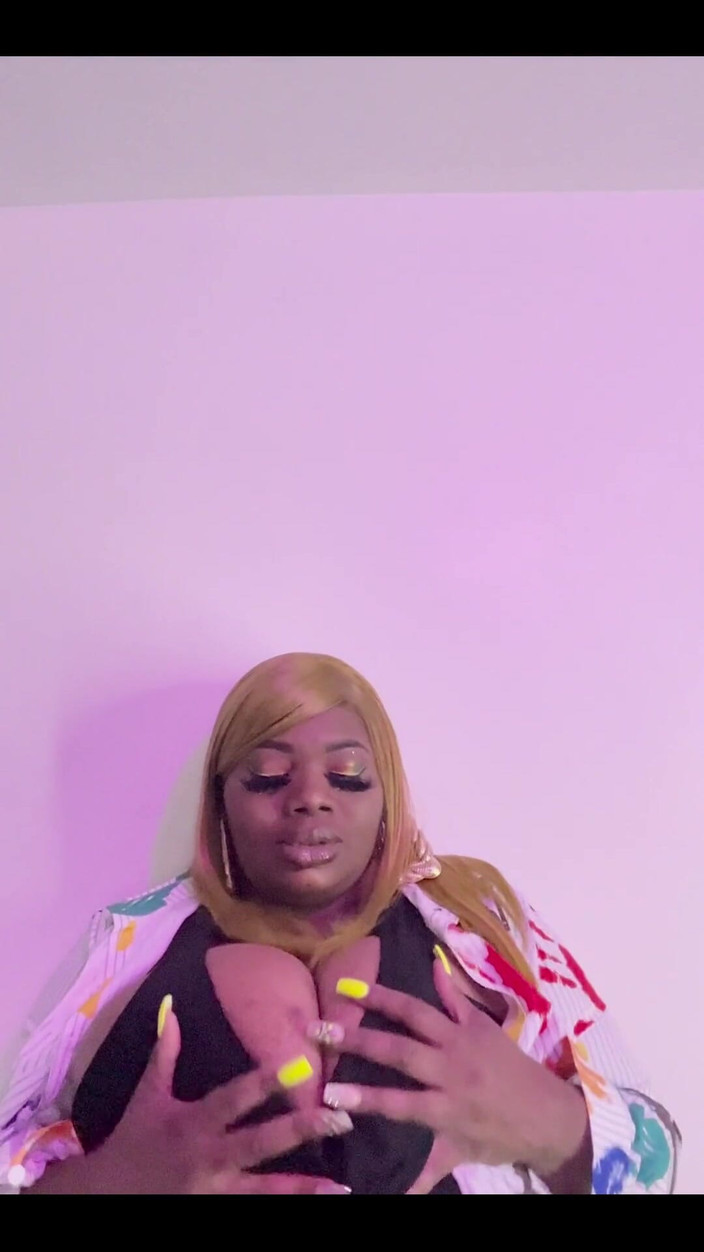 Yanise Lamore: 박. 놀리다