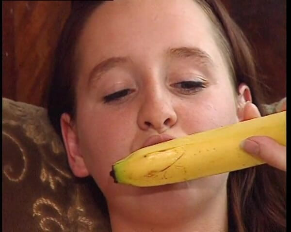 YOUR FIRST PORN: ช่วยตัวเองกับกล้วย