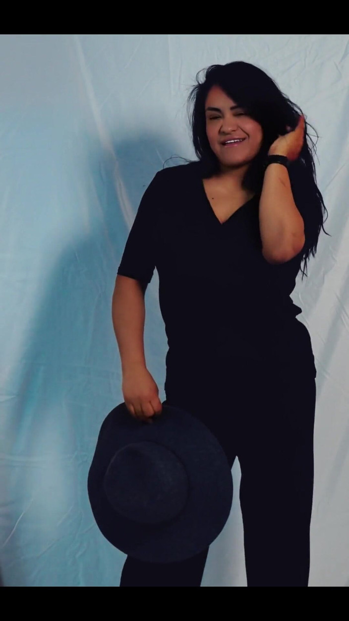 Lisa X Lopez: Ben de iş için bir kasa üzerinde çalışıyorum.