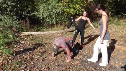 Femdom Austria: Corredores dominantes caminando a su esclava mascota