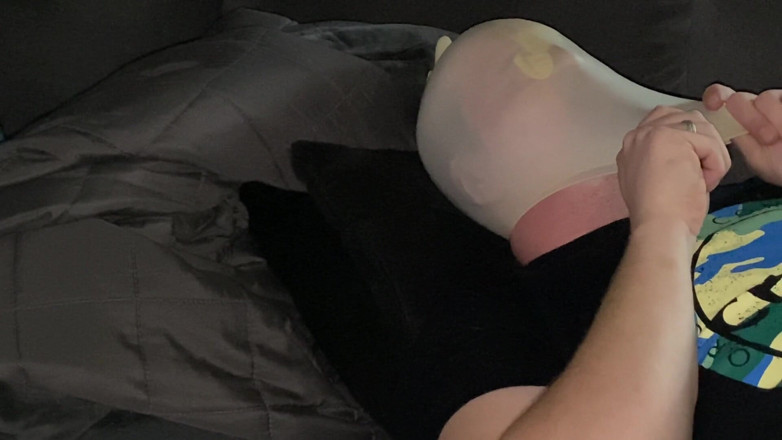 ButHoleDildoLover: My third breathplay - I blow up my latexglove mask