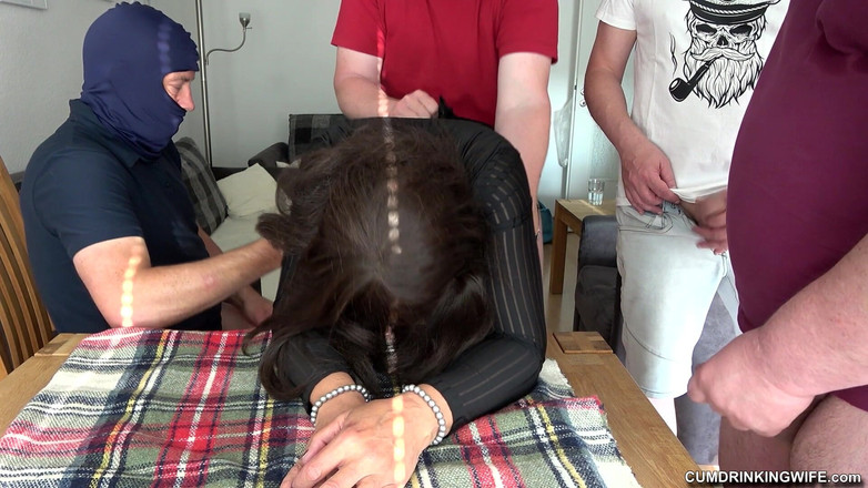 Cumdrinking Wife: Багато хлопців відтрахані в груповусі, поки чоловік прибирає мою пизду