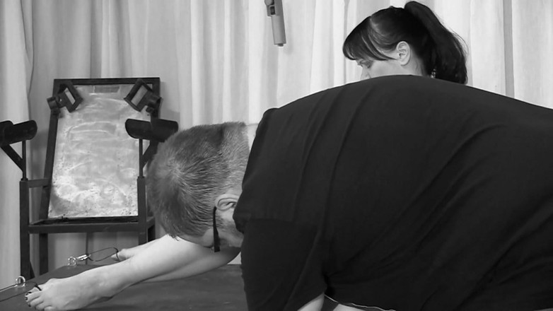 Yvette xtreme: Orgasmico legato n. 2, Yvette Costeau schiaccia la figa xtreme