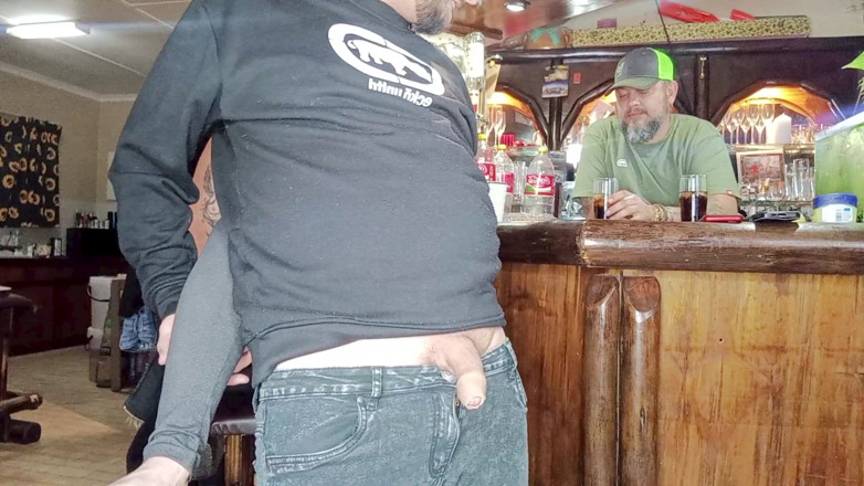 Bigjoefuckalott: Nachbarin Von Nebenan Macht Meine Frau, Während Ich Vom Bar-ort...