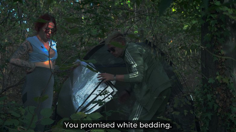 Toma Mur: 继母在共用帐篷里自慰的秘密变成了禁忌操逼！