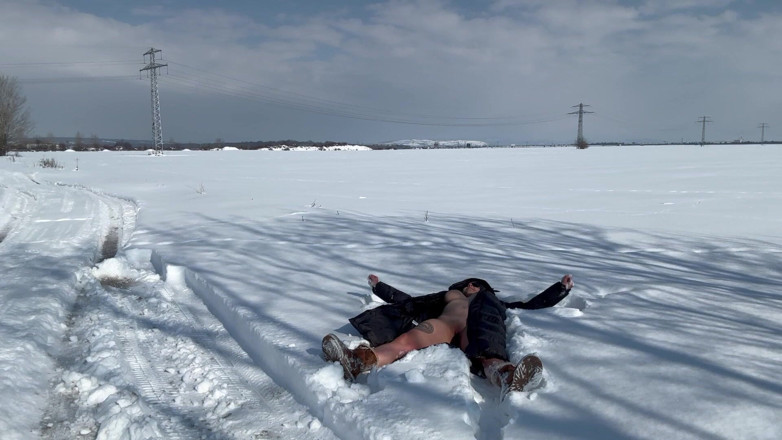 Emeli: Graj nago na śniegu