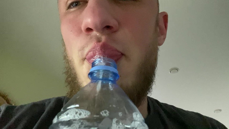 Hunky time: Alfa Vult Een Fles Met Zijn Speeksel (snot)