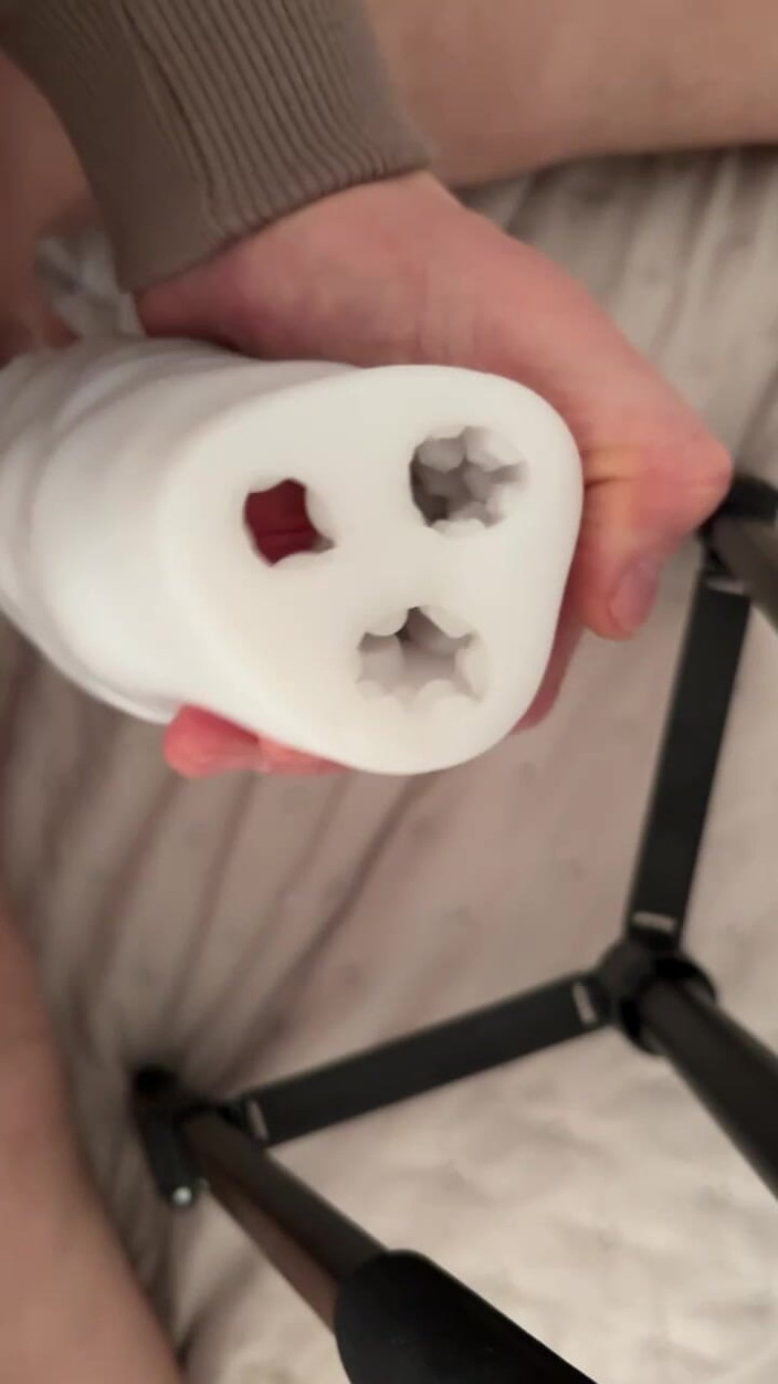 Dosstoevsky: Huge niszczy wibrator Fleshlight i wypełnia go spermą