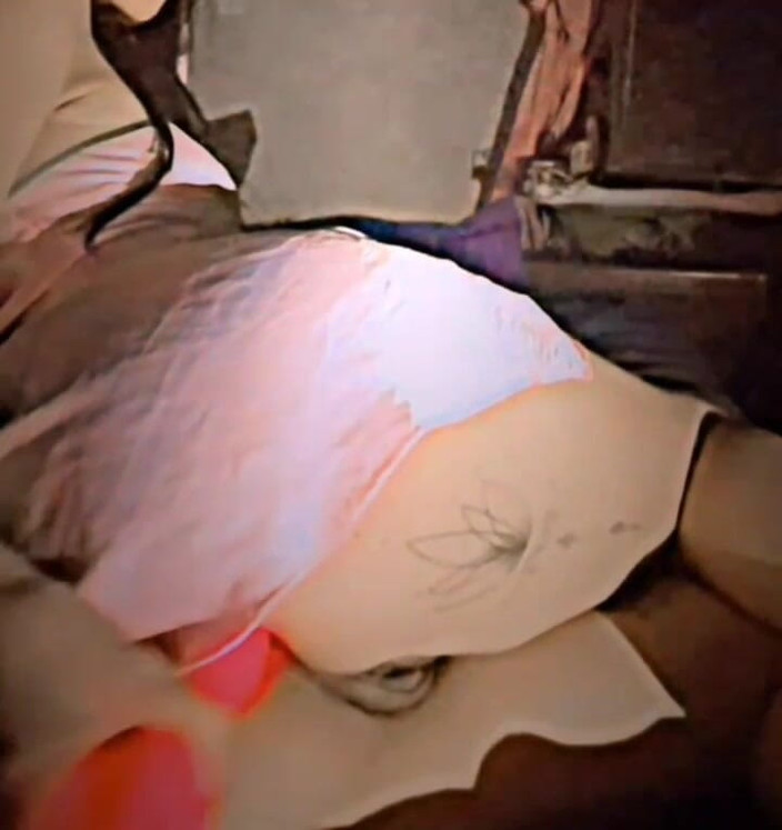 Axel R: 我的女友把假阳具插入她的菊花