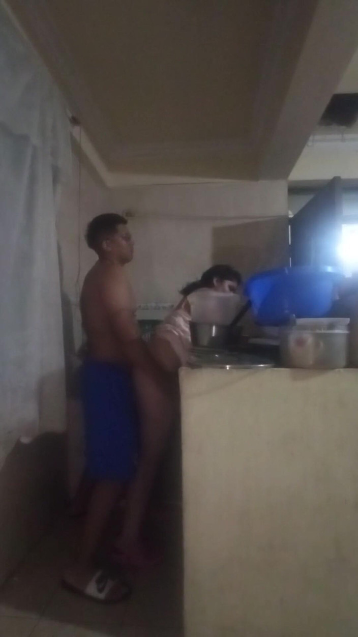 E-Alfa: 上司がキッチンに来て私をファックし、彼のチンポが私を興奮させます