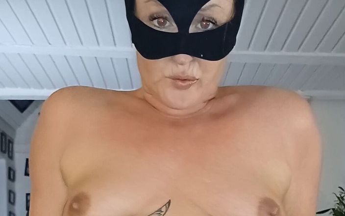 Sexy and masked: Calda matrigna amatoriale sexy cavalca il suo grosso cazzo per...