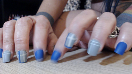 Abby Anna: Пальцем фетиш нігті постукають