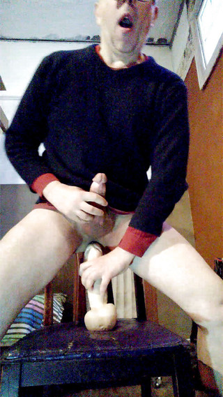 Dildo Man and Cross Hard Sex: Götünde büyük bir dildoyla boşalıyor