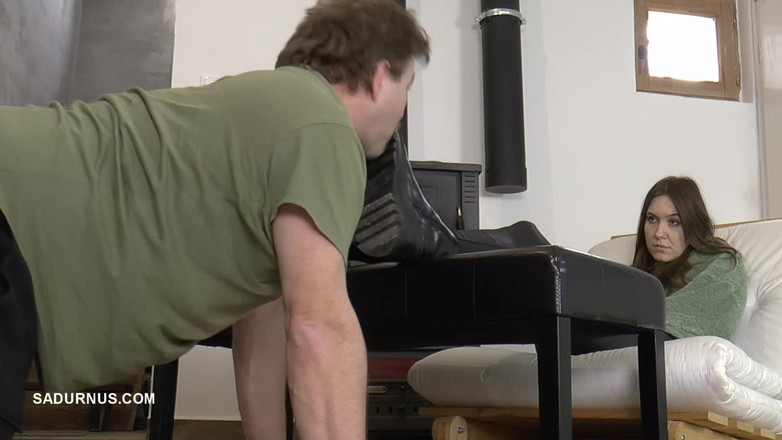 Sadurnus: Sahibe Cassy'nin kirli çizmeleri kölenin diliyle temizleniyor