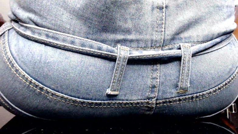 Maeling: Tiny Man förstörd i jeans ass-fyxiation med jätte röv ovetande