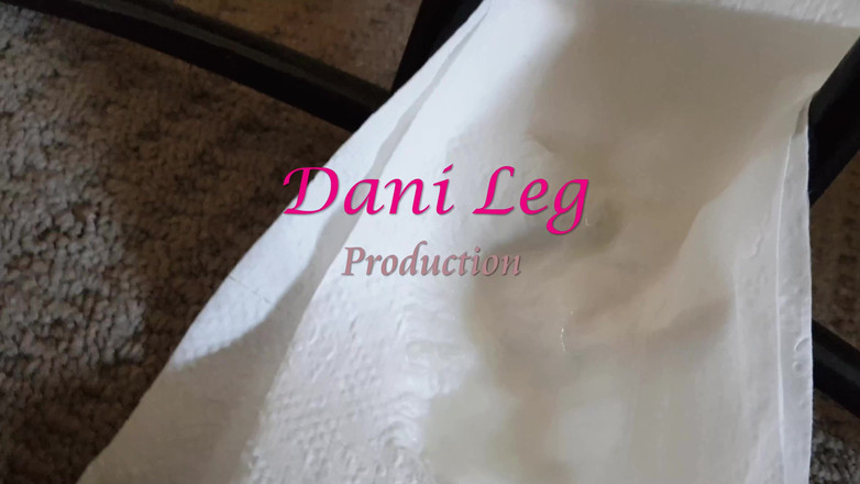 Dani Leg: Dany Leg в нейлоне кончает на зеркало