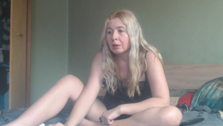 sunshinegoddes: Vacker MILF onanerar med sin dildo, lär hur man suger...