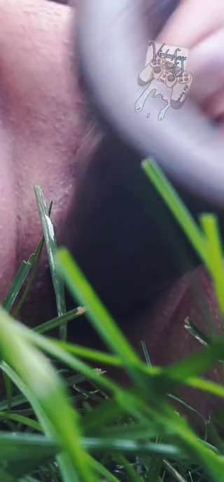 Margo May: Squirto nel mio cortile