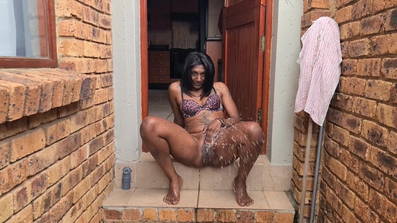 domslutfucker: Combo de desi tatouées en train de pisser à l’intérieur et à...