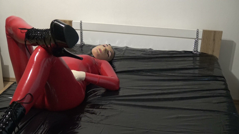 Latex Danielle: Fotoshoot in Rode Latex Catsuit Met Latex Masker En Transparant...