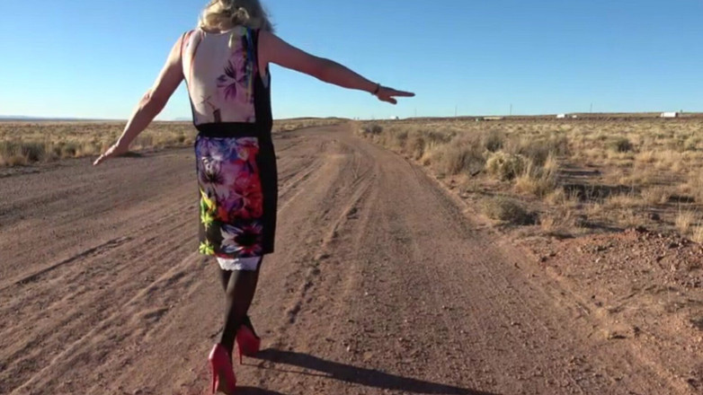 Mrs Samantha: Bayan Samantha Winslow Arizona yakınlarındaki çölde, Eagles Song Hotel California'da dans...