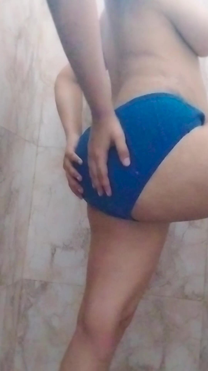 Riyathakur: Seksi yenge banyoda eğlenceli zaman geçiriyor